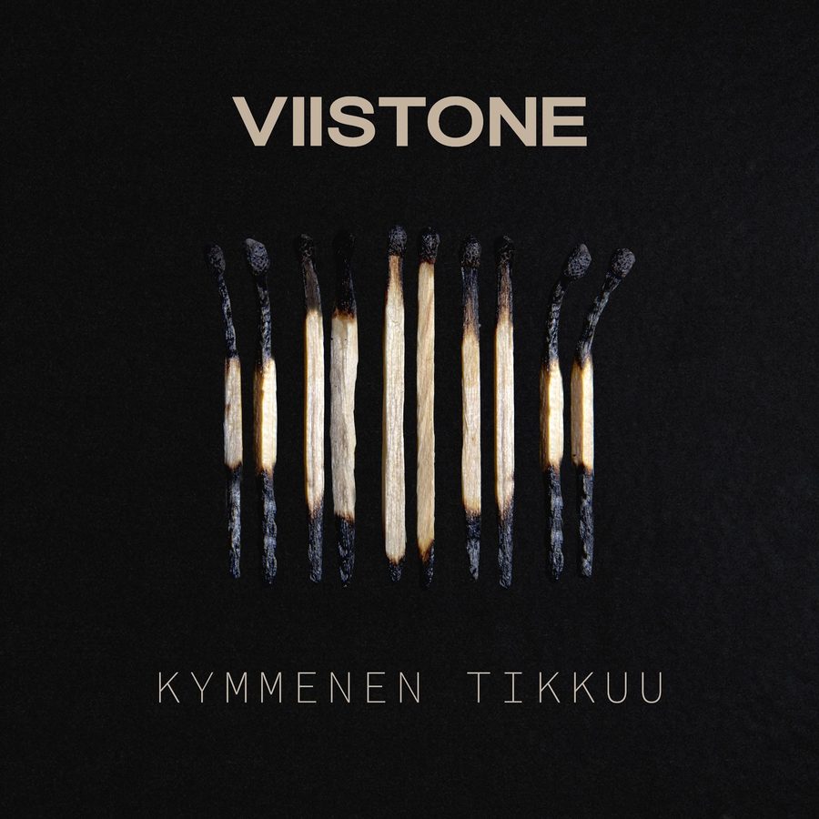 Kymmenen tikkuu -albumin kansi: kymmenen palanutta tulitikkua mustalla taustalla